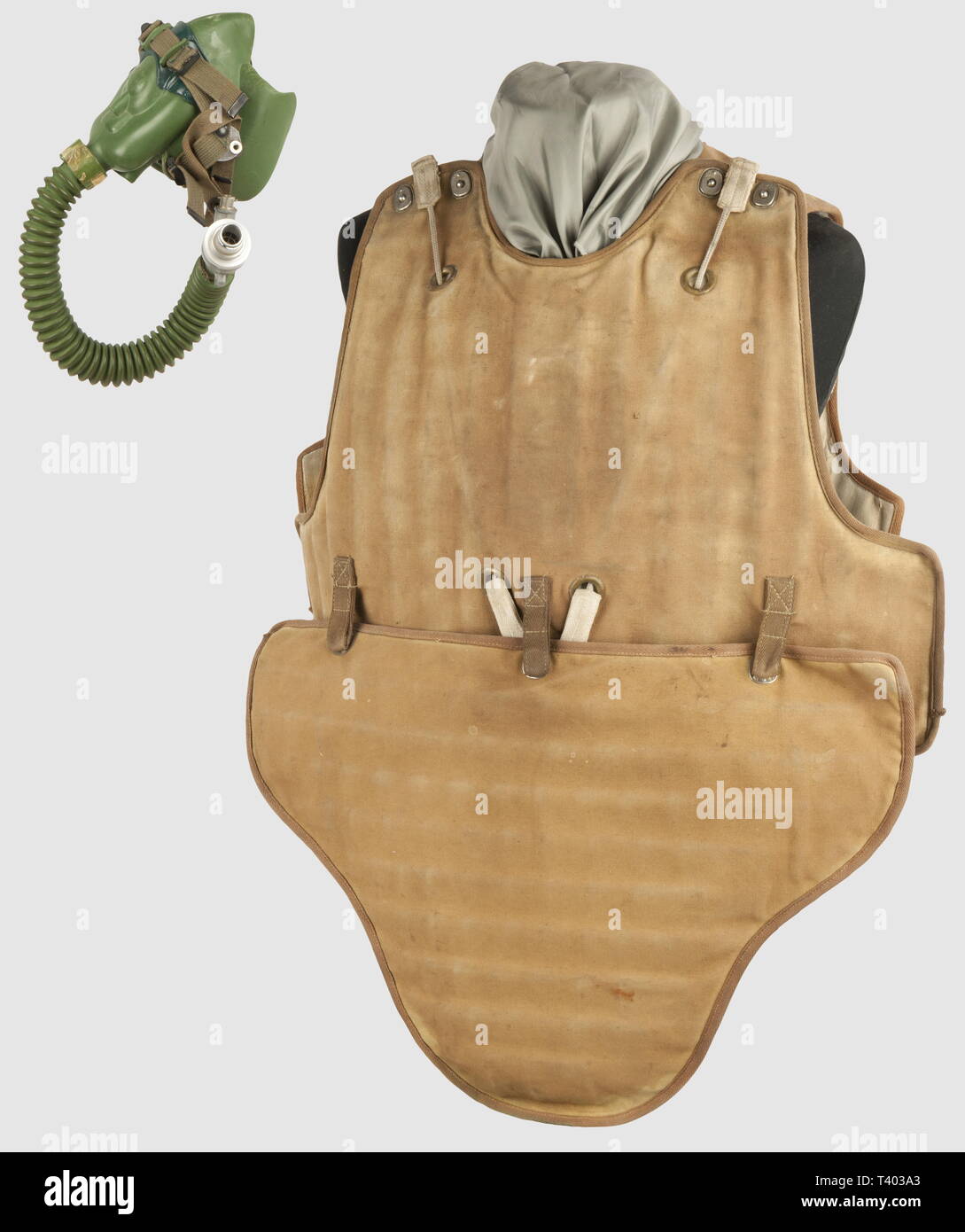 ARMEES ALLIEES 1939-1945, Gilet pare - éclats RAF et Masque à oxygène, Gilet anti-Flak en trois Parties, recouvert De Toile marron, avec ses sangles attenantes et Druck" heben Sie den Punkt', als Nebenklägerin intérieure comportant un petit Tampon circulaire Rose illisible et les Traces de ce qui semble être une' Broad Arrow', harnais de Fallschirm Francais' EFA 361-1 A' (Années 1960?), briefumschlagsymbol De Toile jaune pour parachutage d'un-Kit de détresse Aviation fr. (Années 1950), sac à voilure Epoque Algérie et valise souple Armée de l'air. Auf gemeinsamen un-Masque à oxygène A.13. Bin de Fabrikationsnr. Ulmer (Po, Editorial-Use - Nur Stockfoto