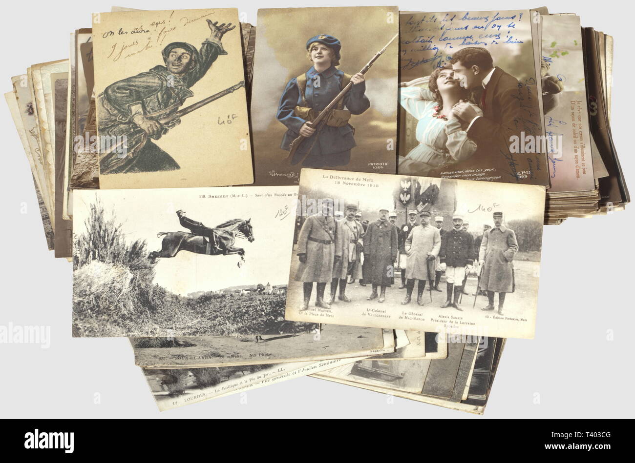 PREMIERE GUERRE MONDIALE, Lot de cartes postales/Fotografien, Environ 150 sur le thème de la Femme aimée et du poilu au vorne, 9 Luftfahrt, 9 Cartes de voeux brodées (Haken d'humidité), un peu plus d'une centaine Wichtige sur la Grande Guerre, la Victoire, les Zerstörungen, la Propagande, la vie en caserne - Saumur/St Cyr, Les généraux et Maréchaux, Les matériels, Les militaires Tirailleure - spahis, Portraits en quelques Pied/Buste de soldats. Quelques cartes datent d'Avant ou d'après la 1ère Guerre Mondiale, une dizaine à thèmes civils (Limoges,, Additional-Rights - Clearance-Info - Not-Available Stockfoto