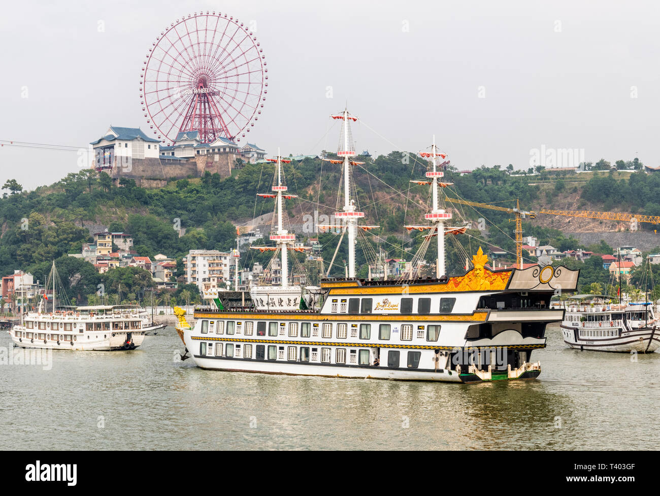 Ein Blick auf die Kreuzfahrtschiffe und Sun Wheel von Ha Long Stadt, Ha Long Bay, Vietnam Stockfoto