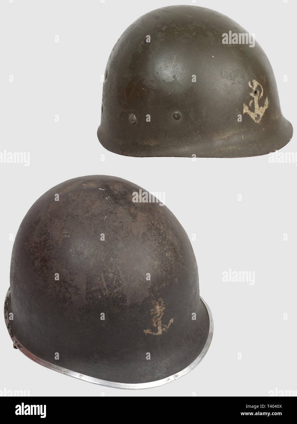 Widerstand ET Forces Francaises Libres, Casque de la 9 ème DIC, (Division d'Infanterie Coloniale), casque US M1 en acier fabriqué Avant 1944, peint en Braunoliv avec Ancre encâblée Blanche peinte à l'avant (idem sur le Léger, 2 ancres semblent se superposer sur le lourd), toile à jugulaire dégrafage rapide cousue sur les pattes Fixes, casque Léger" Liner'en Fasern (jugulaire Cuir absente, lettres peintes à l'Intérieur). Petits manques et Chefs, Additional-Rights - Clearance-Info - Not-Available Stockfoto