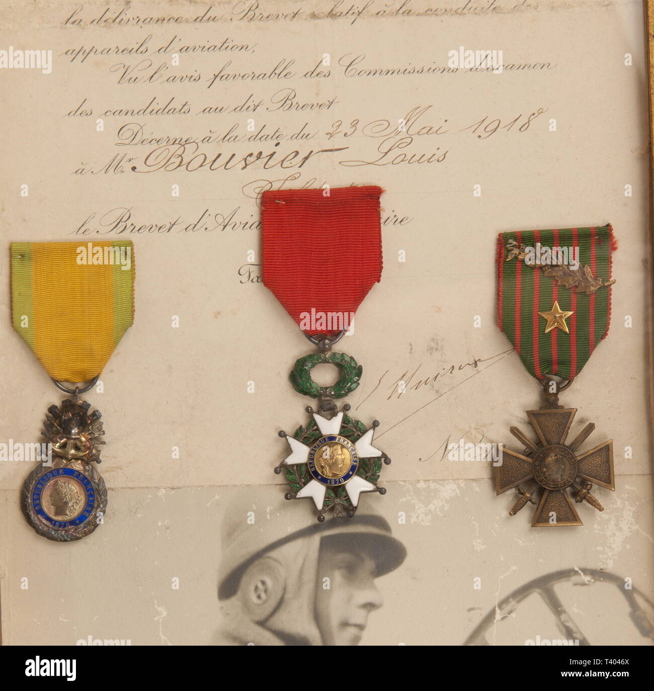 PREMIERE GUERRE MONDIALE, Brevet d'aviateur Militaire et décorations de L. Bouvier, Brevet sur papier décerné à la Date du 23 mai 1918, dessus sind fixés Sohn insigne métallique de Pilote ainsi que ses décorations, Médaille Militaire, Croix de la Légion d'Honneur et Croix de Guerre avec deux Zitate dont une à l'Ordre de l'Armée, en Dessous, Belle / du récipiendaire aux commandes d'un aéroplane et Wichtige un Casque de Typ 'Roold', un Chevron de blessure est sichtbar sur la Manche de sa vareuse. Kader Bois et sous-verre, Abmessungen 53, Additional-Rights - Clearance-Info - Not-Available Stockfoto