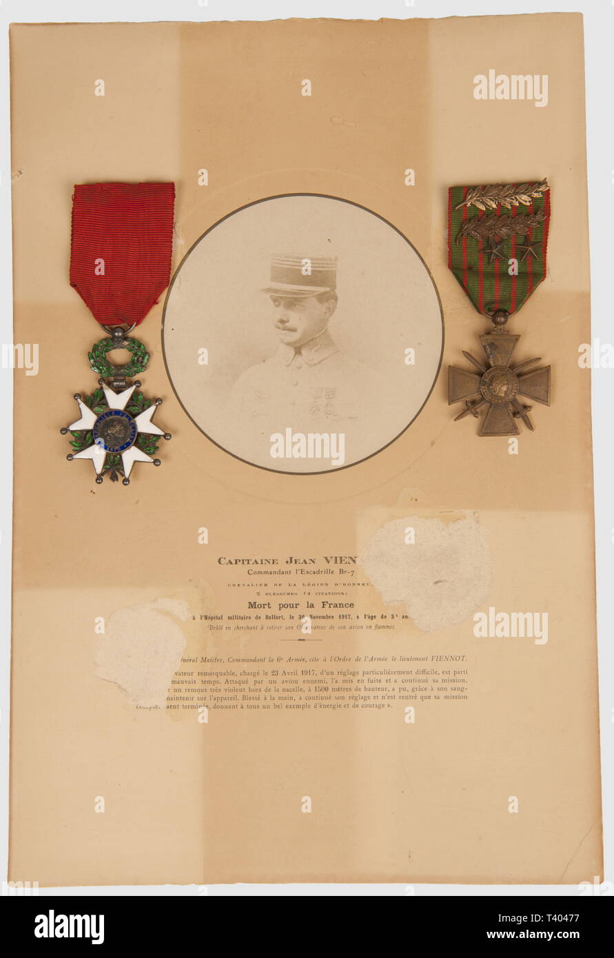 PREMIERE GUERRE MONDIALE, Souvenirs du Capitaine Viennot, Cdt la Br-7, 2 ème groupe d'aviation (22.12.1886, décédé le 30/11/17 à l'Hôpital de Belfort). Feuille cartonnée comportant au Centre, une / en képi de Viennot, De part et d'autre, Croix de la Légion d'Honneur et Croix de guerre à 4 Zitate (dont une du général Maistre), Au-dessous, erwähnen Sie, de ses vollendete d'Arme et unter anderem de ses blessures de service en cherchant commandé' Brûlé à retirer Sohn observateur de Sohn avion En Flammes". Deux collés Éléments ont été retirés, Légers manq, Additional-Rights - Clearance-Info - Not-Available Stockfoto