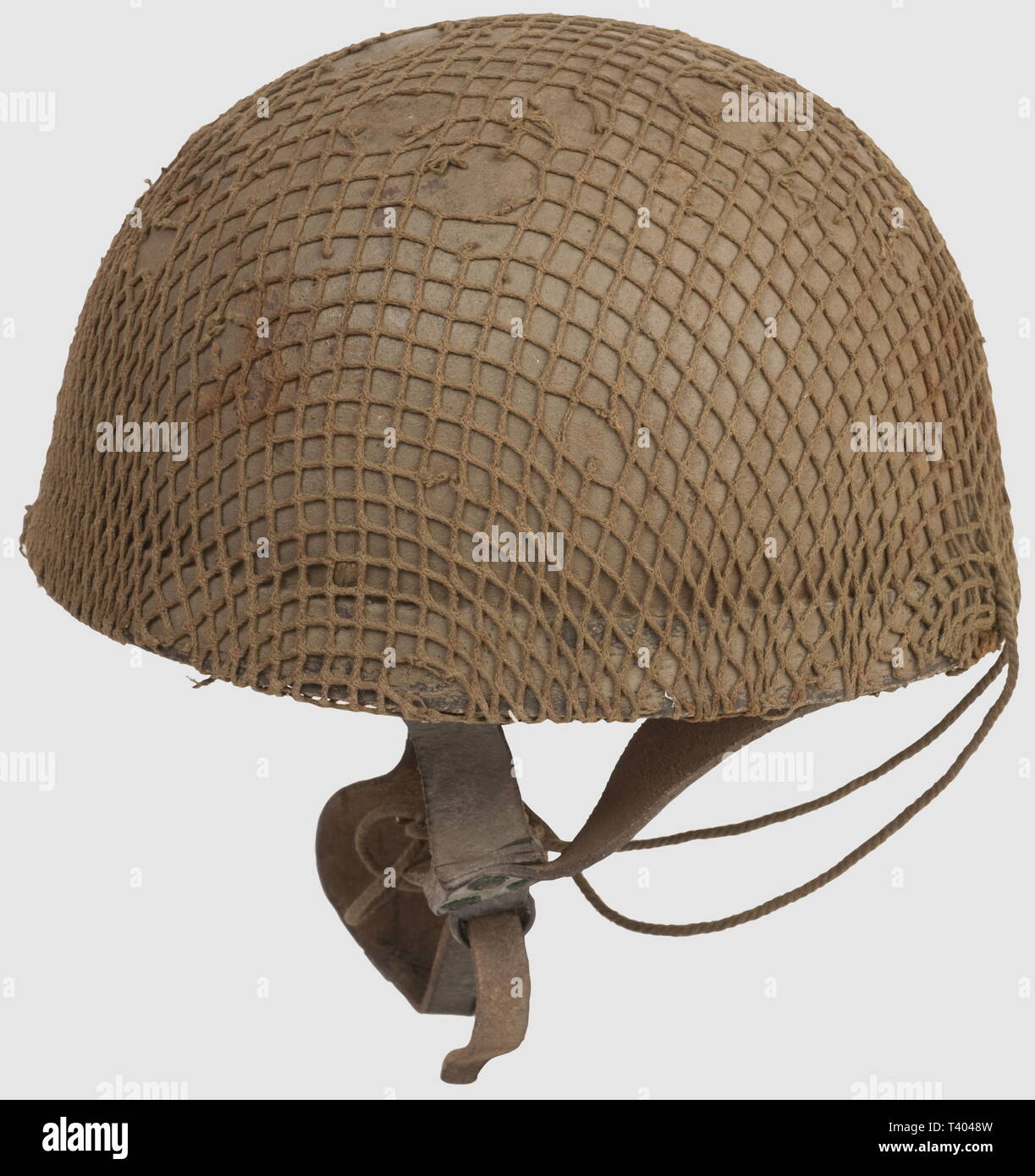 Widerstand ET Forces Francaises Libres, Casque de parachutiste Britannique, attribué à" Kerl Rica". "Helm, Stahl, Luftlandetruppen' peint en Kaki, Hersteller 'BMB 1942' ('dans Z 2/8' Le Blason), bande de fibre de 25,5 mm de Haut entourant la Partie inférieure, jugulaire de Cuir réglable à l'aide d'oeillets ajustée et de vis et par une Boucle à serrage rapide à deux anneaux (nom." Kerl Rica" écrit à l'Intérieur de la mentonnière), Filet de camouflage avec mailles parfois abîmées, caoutchoucs Intérieurs un peu secs et légères Spuren d'Redoxreaktion. Porté, Additional-Rights - Clearance-Info - Not-Available Stockfoto