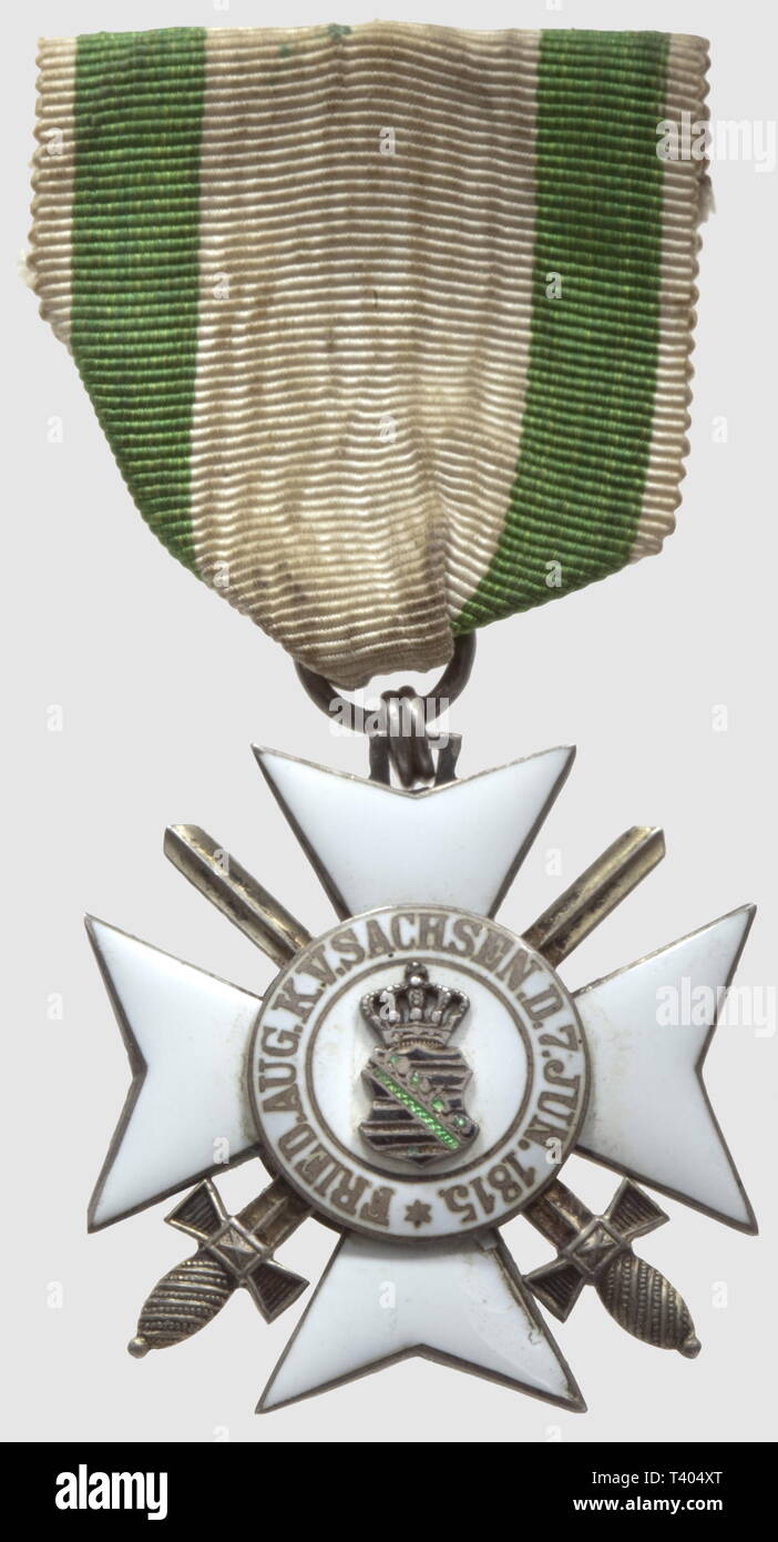 Ordre du Mérite Zivil, 2eme modèle (1911-/1914-1918), Croix de Chevalier de 2 eme Classe, avec épées, en Vermeil, poincon, diamètre 39 mm. Créé le 7 juin 1815 Gleichheit Frédéric-Auguste 1er Roi de Saxe pour les mérites civils dans l'Etat, en 1849, devient ordre de Mérite en Général, Additional-Rights - Clearance-Info - Not-Available Stockfoto