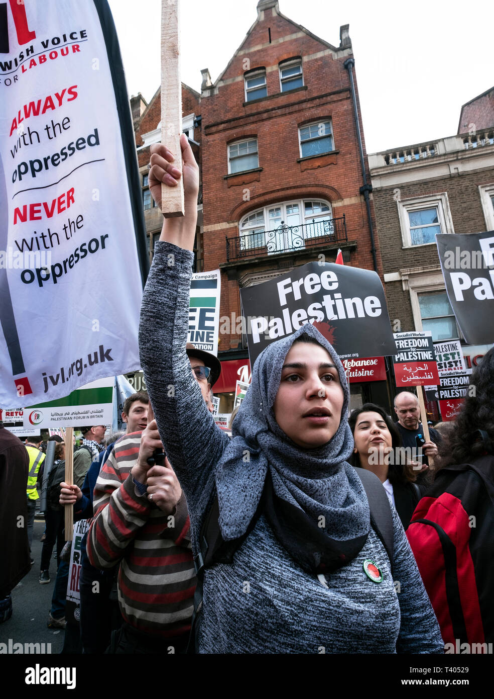 Kundgebung für Palästina außerhalb der Israelischen Botschaft: Vorhanden, widerstehen, zurück. Ein globaler Aufruf zur Solidarität auf der 1. Jahrestag des Beginns der große Rückkehr März. Stockfoto