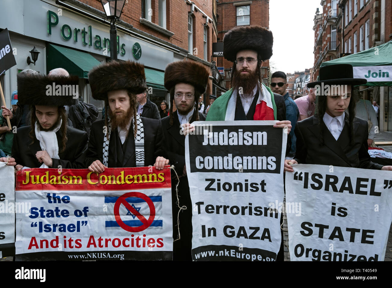 Anti-zionistischen orthodoxen Juden an der Sammlung für Palästina außerhalb der Israelischen Botschaft: Vorhanden, widerstehen, zurück. Ein globaler Aufruf zur Solidarität auf der 1. Jahrestag des Beginns der große Rückkehr März. Stockfoto