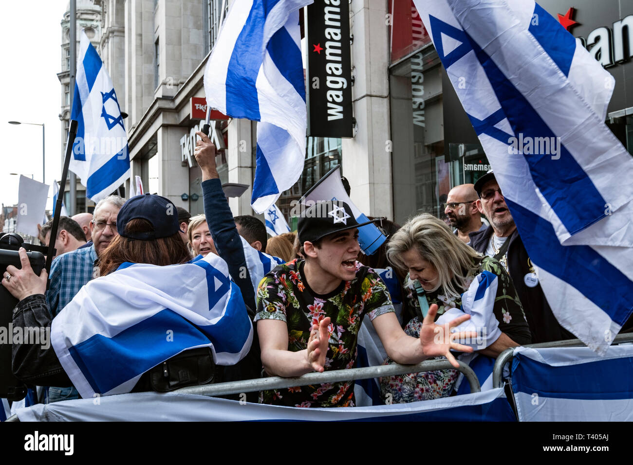 Israelische Gruppe hinter Hindernis außerhalb der Israelischen Botschaft bei einer Rallye durch Palästinenser in London geschützt. Existieren, widerstehen, zurück. Ein globaler Aufruf zur Solidarität auf der 1. Jahrestag des Beginns der große Rückkehr März. Stockfoto