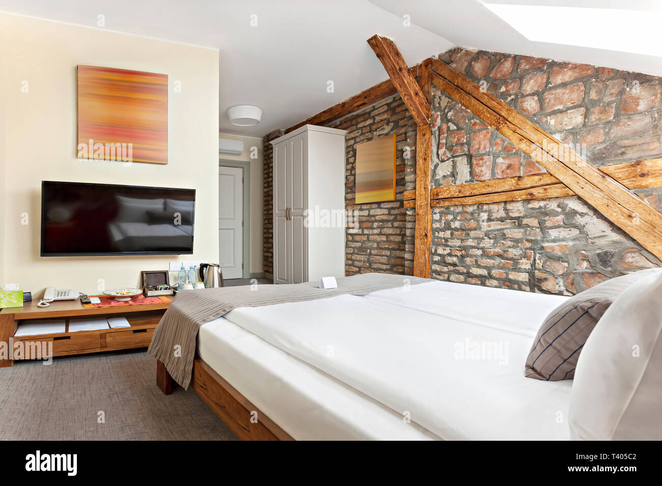 Schlafzimmer im Innenbereich im Luxus Loft, Dachboden, Wohnung mit Dachfenster - Hotel - Ferienhäuser Konzept Hintergrund Stockfoto