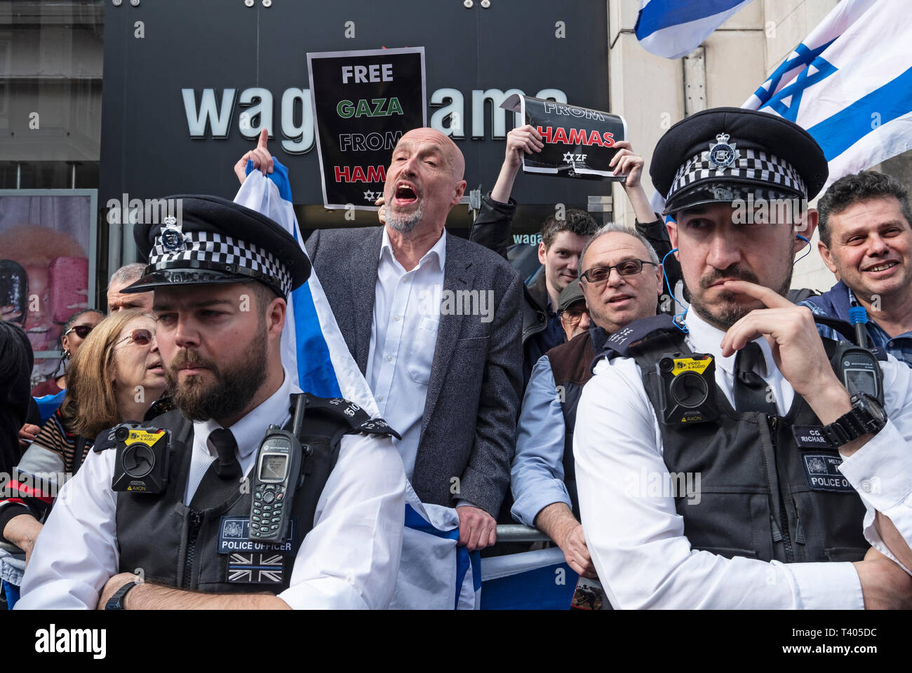 Israelische Gruppe hinter Hindernis außerhalb der Israelischen Botschaft bei einer Rallye durch Palästinenser in London geschützt. Existieren, widerstehen, zurück. Ein globaler Aufruf zur Solidarität auf der 1. Jahrestag des Beginns der große Rückkehr März. Stockfoto