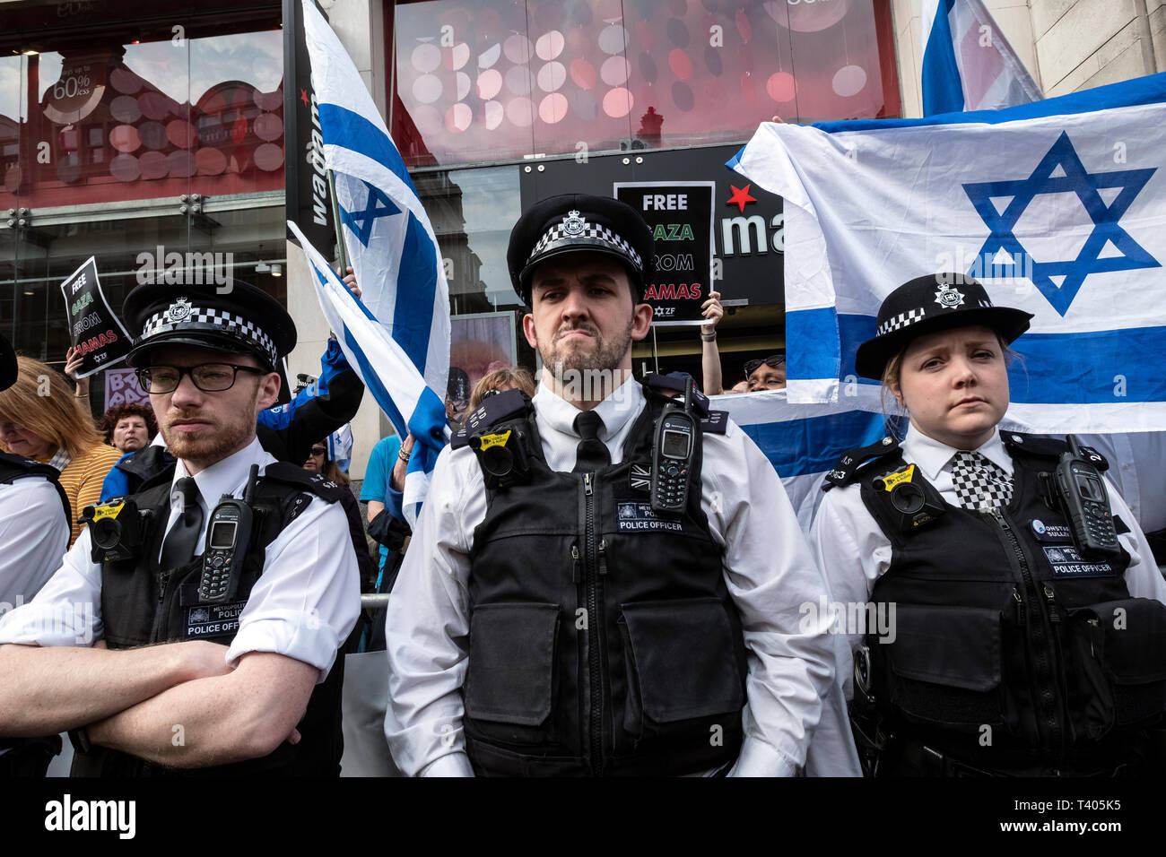 Israelische Gruppe hinter Hindernis außerhalb der Israelischen Botschaft bei einer Rallye durch Palästinenser in London geschützt. Existieren, widerstehen, zurück. Ein globaler Aufruf zur Solidarität auf der 1. Jahrestag des Beginns der große Rückkehr März. Stockfoto