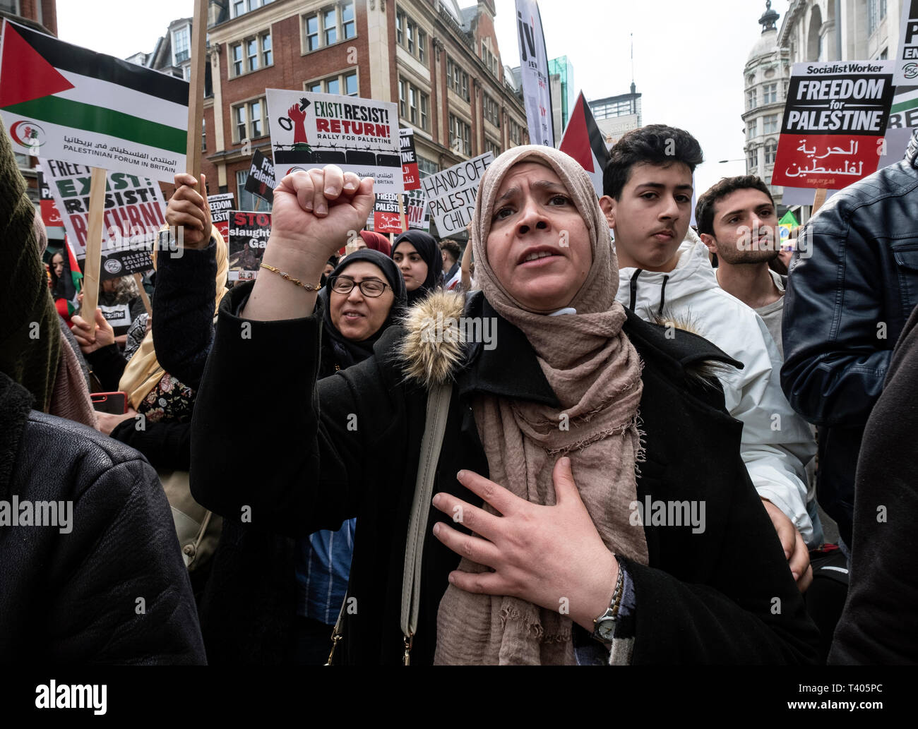 Kundgebung für Palästina außerhalb der Israelischen Botschaft: Vorhanden, widerstehen, zurück. Ein globaler Aufruf zur Solidarität auf der 1. Jahrestag des Beginns der große Rückkehr März. Stockfoto