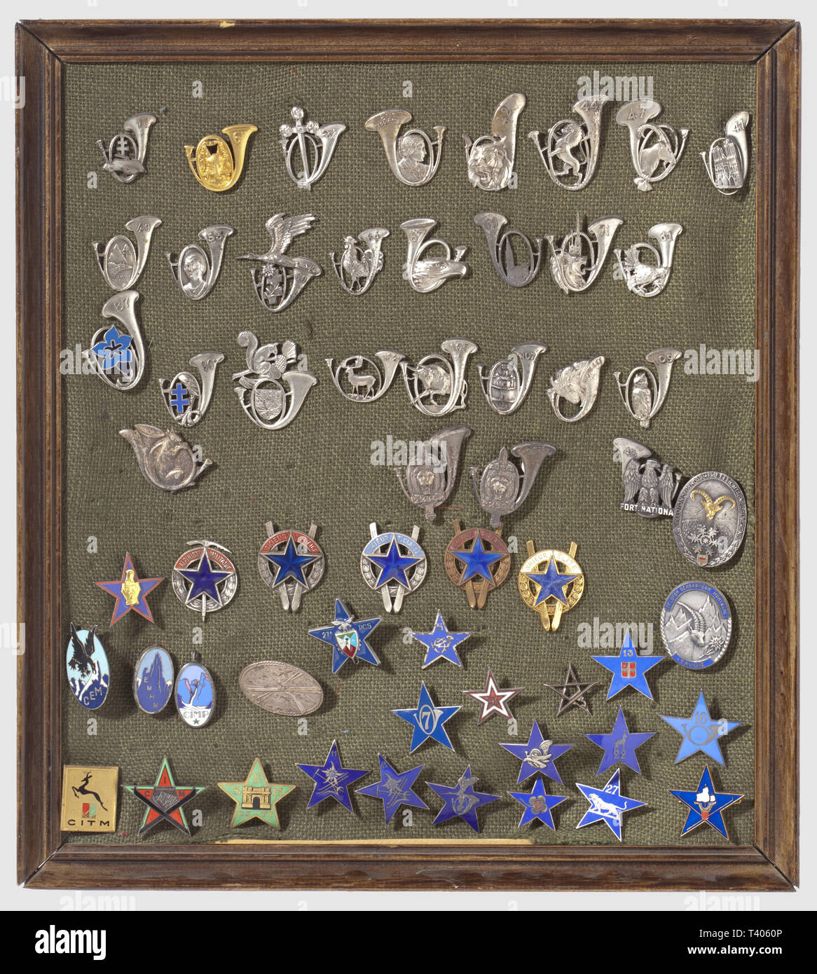 GUERRE D'Indochine - GUERRE D'Algerie, Planche d'insignes, 58 insignes Chasseurs, Abschnitte d'Eclaireurs Skieurs usw... en métal, majoritairement de Fabrikationsnr. Récente, Parfois réparés incomplets, et avec Système d'Attache au Revers manquant. Epinglés sur toile de Jute, Kader Bois 45 x 40 cm, auf y Gemeinsame une Quarantaine d'insignes Taucher, régimentaires et de bérets, Parfois sans Attache et abîmés, Additional-Rights - Clearance-Info - Not-Available Stockfoto