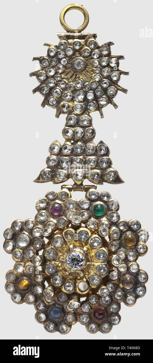 Ordre de Neuf Gemmes, très seltene Ensemble de Grand Croix, très belle Fabrikationsnr. du Milieu du XXeme siècle, Plakette en Argent, repercée à-pointes de Diamant, ornée des' 9 Pierres', et de autres Instruments, diamètre 76 mm. Bijou de Grand Croix, entièrement recouvert orné de pierreries et des' 9 Pierres', 65 x 34 mm. L'anneau est également, recouvert orné de pierreries et des' 9 Pierres', diamètre Intérieur 23 x 36 mm, avec Son écharpe d'origine, décoré dans son coffret de Phya Khrut ou Garuda Royale d'un Format 19 x 16 x 75 mm. L'Ordre de Neuf Gemmes, est l', Additional-Rights - Clearance-Info - Not-Available Stockfoto