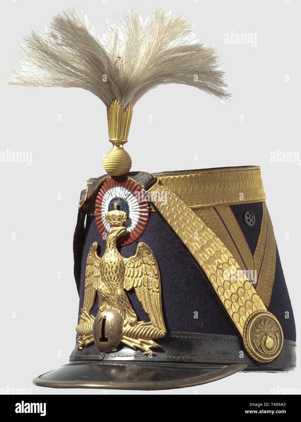 SECONDE RÉPUBLIQUE ET SECOND EMPIRE 1848-1870, Shako d'officier inférieur Du 1er Régiment de Voltigeure de la Garde Imperiale, de l'Empereur Napoléon III, Vers 1850. Schlachtkörpers en Carton fort recouverte de Drap fin Noir, à sa Partie supérieure, galon (à 30 mm lézarde) de en Fil d'or, de chaque côté du Fût, doppel Galon (à lézarde) de 10 et 20 mm largeur de, disposé en 'V', bourdalou en cuir verni Uni. Jugulaires à écailles mobiles sablées (une fois sur Deux) en cuivre Doré montées sur Velours noir et terminées Gleichheit des sangles Platten en cuir verni n, Additional-Rights - Clearance-Info - Not-Available Stockfoto