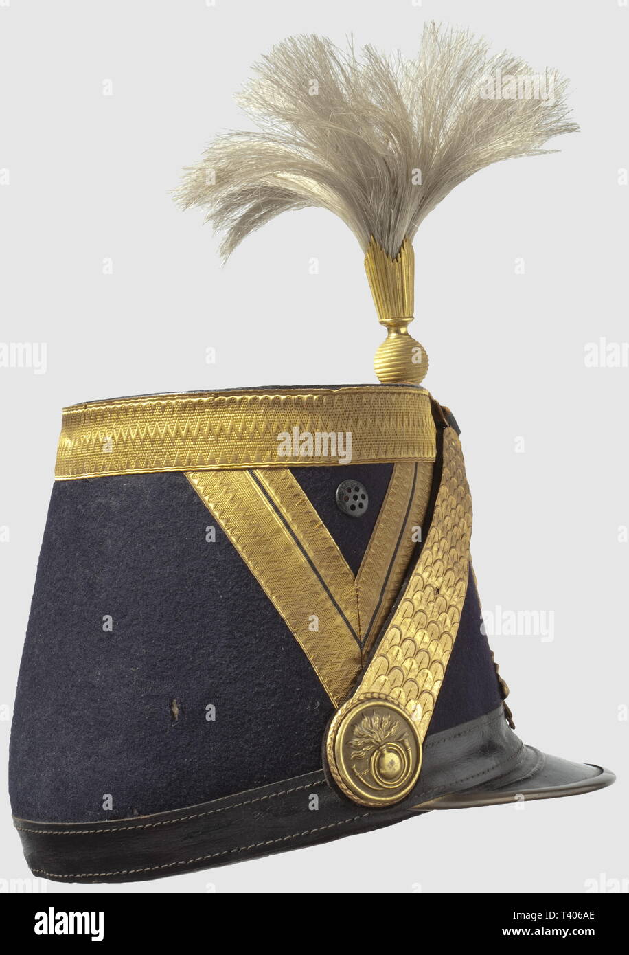 SECONDE RÉPUBLIQUE ET SECOND EMPIRE 1848-1870, Shako d'officier inférieur Du 1er Régiment de Voltigeure de la Garde Imperiale, de l'Empereur Napoléon III, Vers 1850. Schlachtkörpers en Carton fort recouverte de Drap fin Noir, à sa Partie supérieure, galon (à 30 mm lézarde) de en Fil d'or, de chaque côté du Fût, doppel Galon (à lézarde) de 10 et 20 mm largeur de, disposé en 'V', bourdalou en cuir verni Uni. Jugulaires à écailles mobiles sablées (une fois sur Deux) en cuivre Doré montées sur Velours noir et terminées Gleichheit des sangles Platten en cuir verni n, Additional-Rights - Clearance-Info - Not-Available Stockfoto