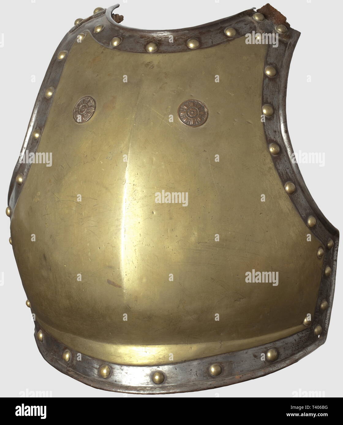 DIRECTOIRE - CONSULAT - EMPIRE 1795-1814, Cuirasse de carabinier, modèle troupe, période Du 1er Empire francais. Cuirasse en tôle d'acier et doublée corroyé, recouverte de Geldbußen Plaque de cuivre Jaune, ces Dernières étant rivetées sur la dossière et le Busque, Ensemble des Deux éléments métalliques bordés de Nieten en cuivre Jaune. Intérieur comportant (sur les deux Éléments) La doublure en Toile de Jute tissée en Chevron ou en'arêtes de poisson", fixée sur les Plateaux de Nieten à l'aide flossen Fils de de cuivre pour la dossière et cousue sur une Ba, Additional-Rights - Clearance-Info - Not-Available Stockfoto