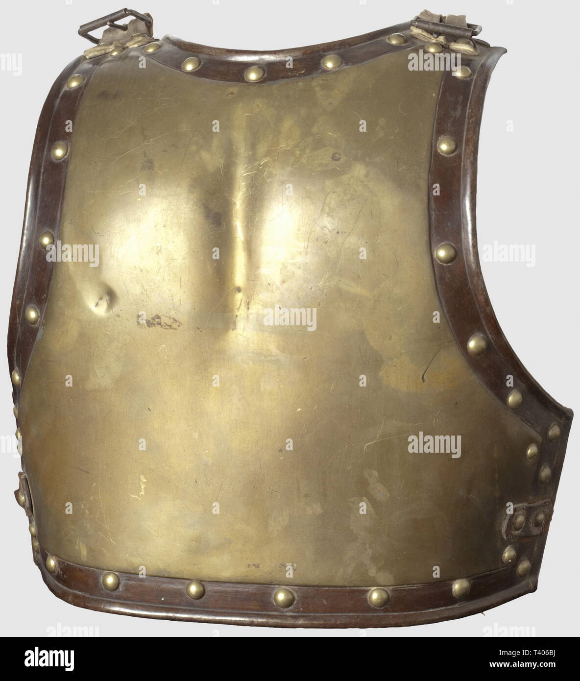 DIRECTOIRE - CONSULAT - EMPIRE 1795-1814, Cuirasse de carabinier, modèle troupe, période Du 1er Empire francais. Cuirasse en tôle d'acier et doublée corroyé, recouverte de Geldbußen Plaque de cuivre Jaune, ces Dernières étant rivetées sur la dossière et le Busque, Ensemble des Deux éléments métalliques bordés de Nieten en cuivre Jaune. Intérieur comportant (sur les deux Éléments) La doublure en Toile de Jute tissée en Chevron ou en'arêtes de poisson", fixée sur les Plateaux de Nieten à l'aide flossen Fils de de cuivre pour la dossière et cousue sur une Ba, Additional-Rights - Clearance-Info - Not-Available Stockfoto