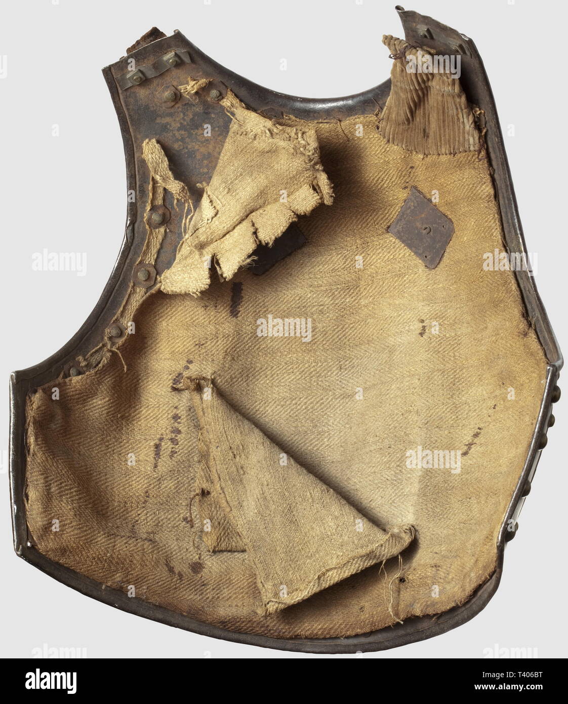 DIRECTOIRE - CONSULAT - EMPIRE 1795-1814, Cuirasse de carabinier, modèle troupe, période Du 1er Empire francais. Cuirasse en tôle d'acier et doublée corroyé, recouverte de Geldbußen Plaque de cuivre Jaune, ces Dernières étant rivetées sur la dossière et le Busque, Ensemble des Deux éléments métalliques bordés de Nieten en cuivre Jaune. Intérieur comportant (sur les deux Éléments) La doublure en Toile de Jute tissée en Chevron ou en'arêtes de poisson", fixée sur les Plateaux de Nieten à l'aide flossen Fils de de cuivre pour la dossière et cousue sur une Ba, Additional-Rights - Clearance-Info - Not-Available Stockfoto