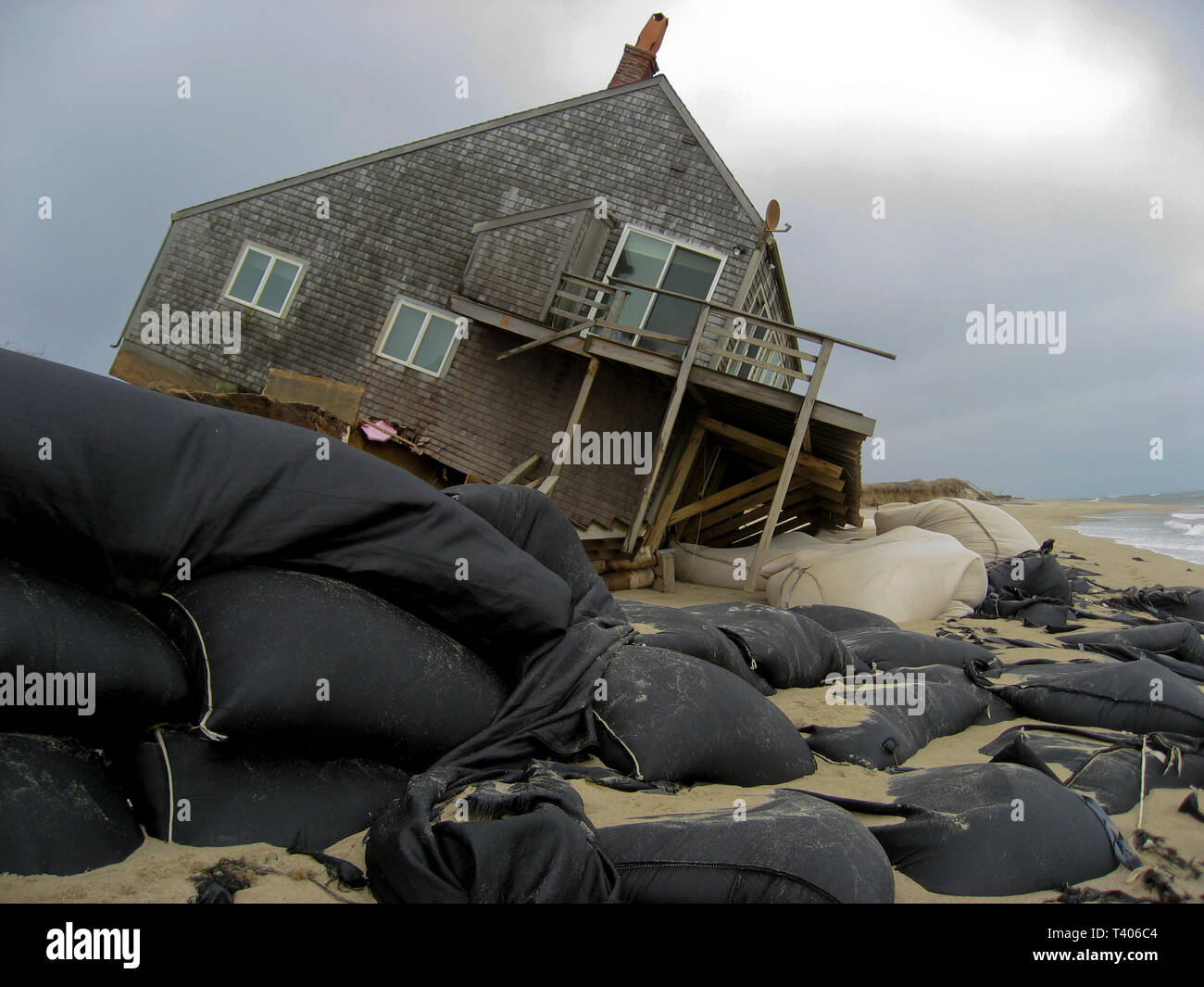Haus am Strand erosion beschädigt Stockfoto