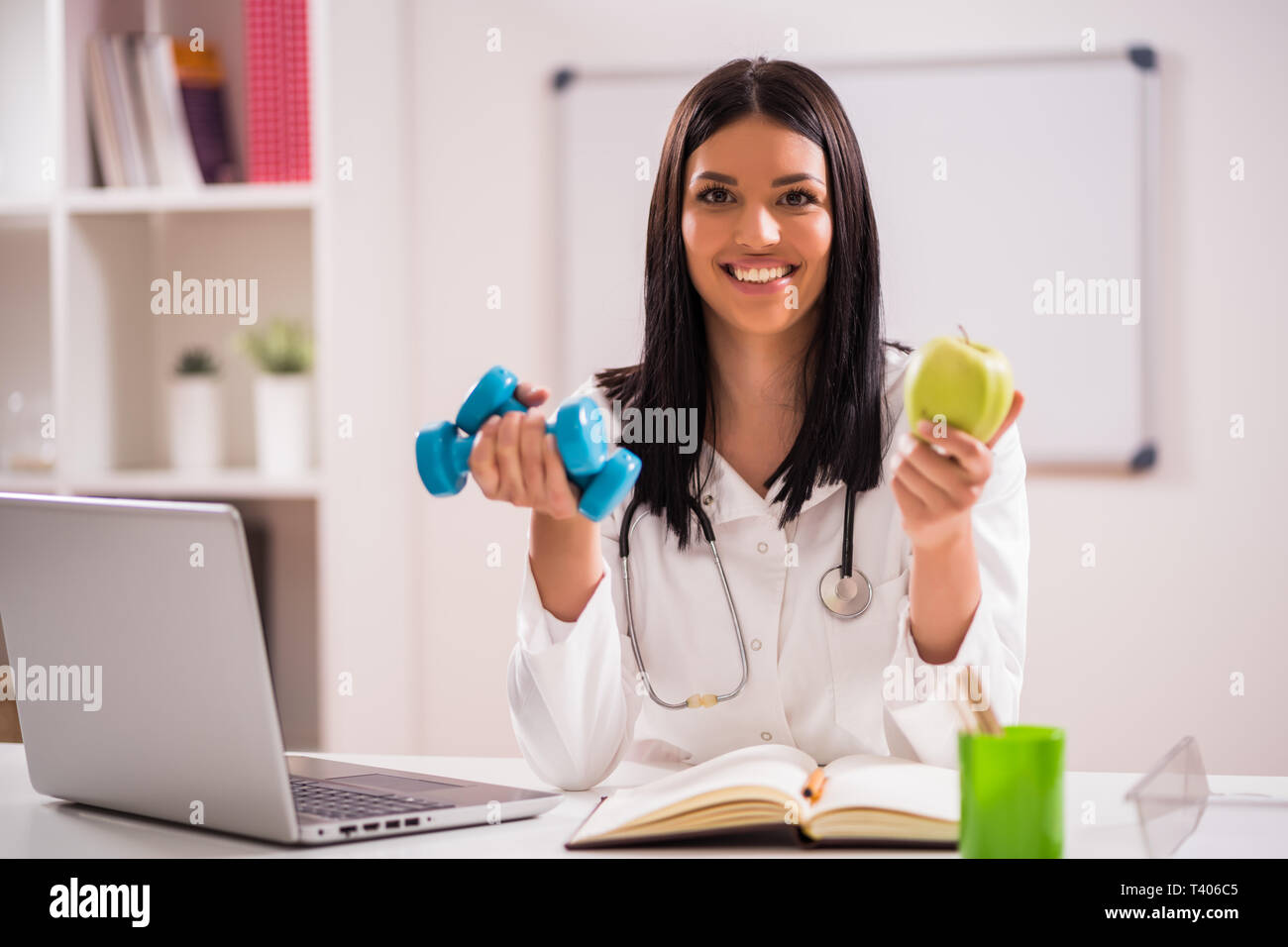Junger Arzt spricht über die Bedeutung von Fitness und gesunde Ernährung. Stockfoto