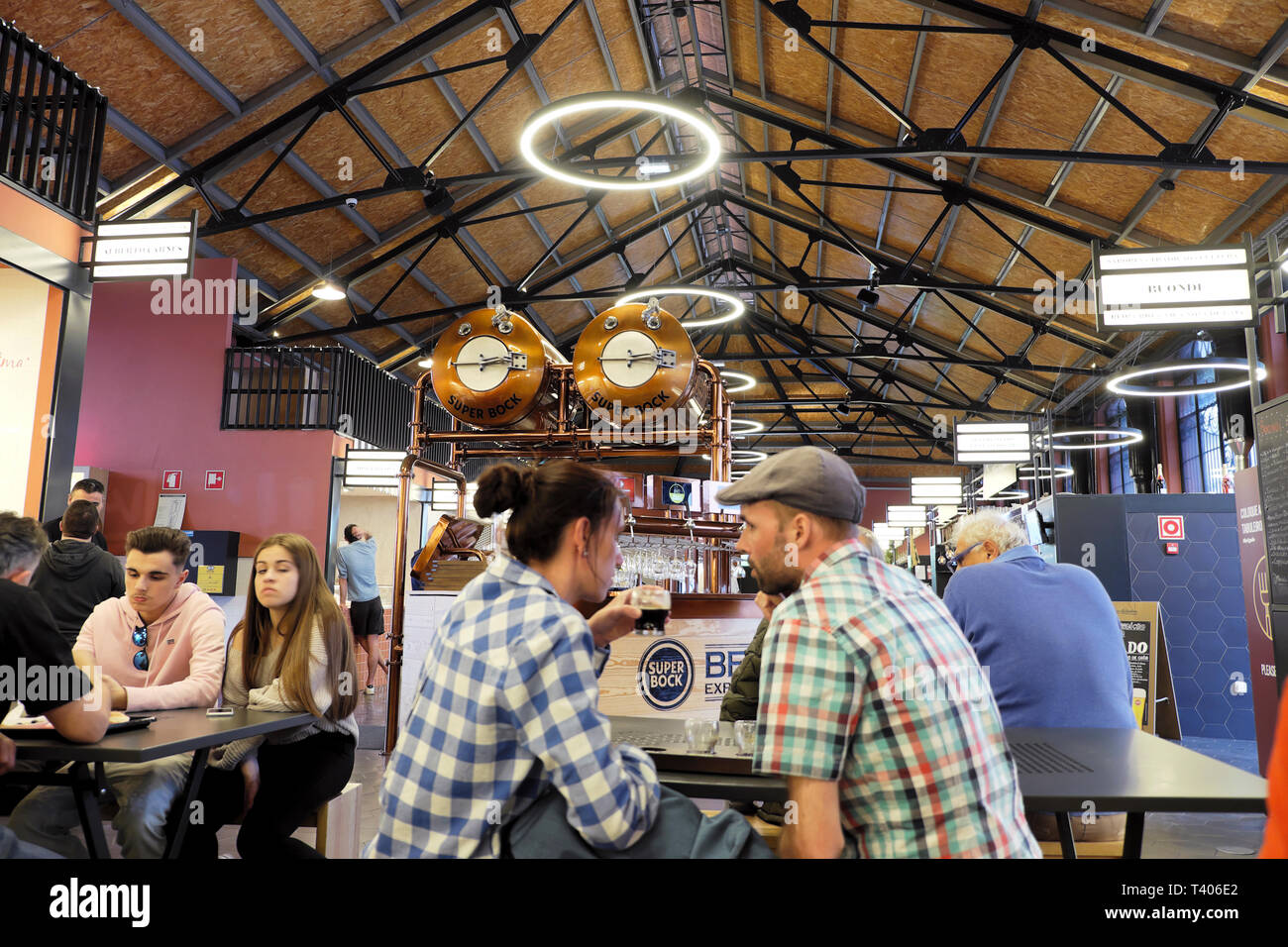 Paar Leute Bier trinken in einem Café Restaurant Tabelle im Mercado Beira-Rio Markt in Vila Nova de Gaia, Porto, Portugal Europa EU-KATHY DEWITT Stockfoto