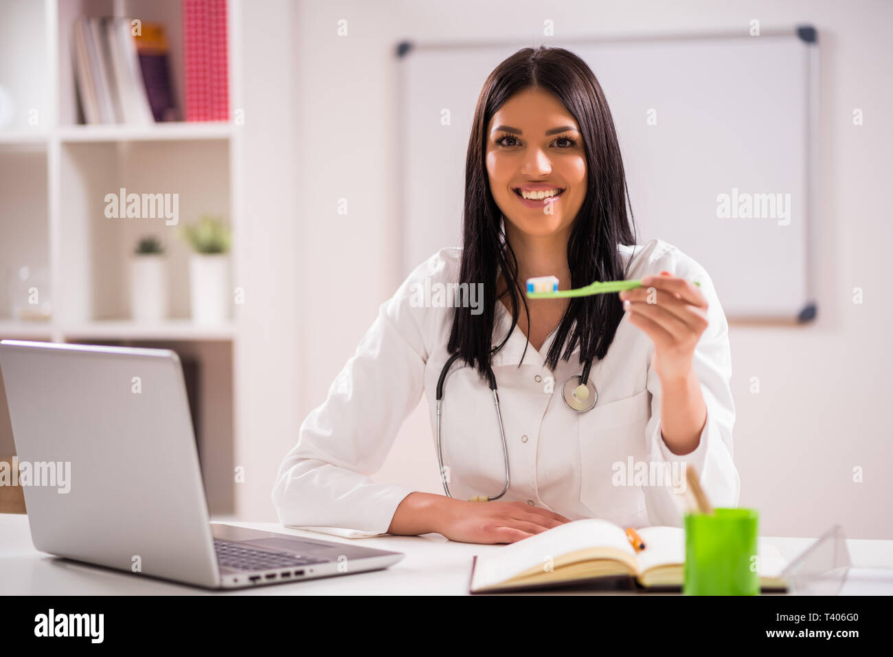 Junger Arzt spricht über Zähne in Ihrem Büro kümmern. Stockfoto