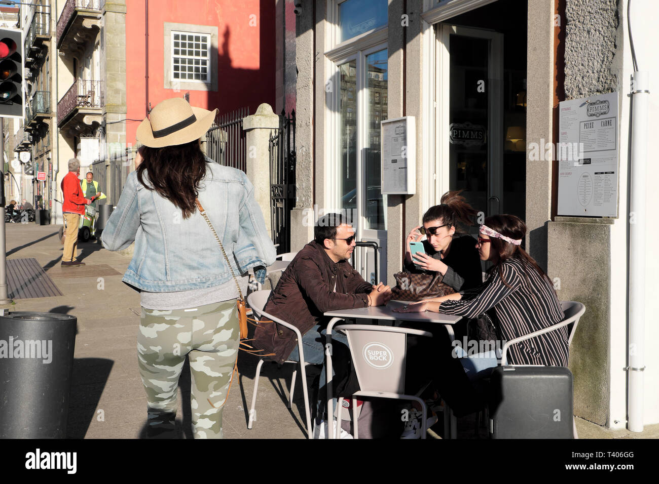 Gruppe von Freunden Kunden draußen sitzen in einem Café Restaurant Table in der Straße in Porto, Portugal Europa EU-KATHY DEWITT Stockfoto