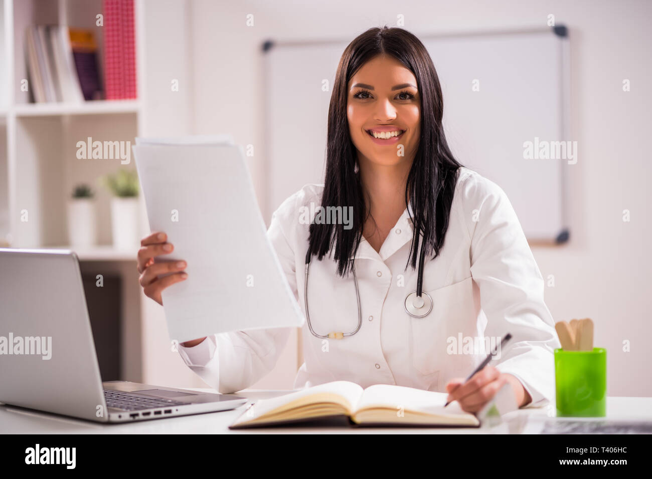 Porträt der jungen gerne Arzt in Ihrem Büro. Stockfoto
