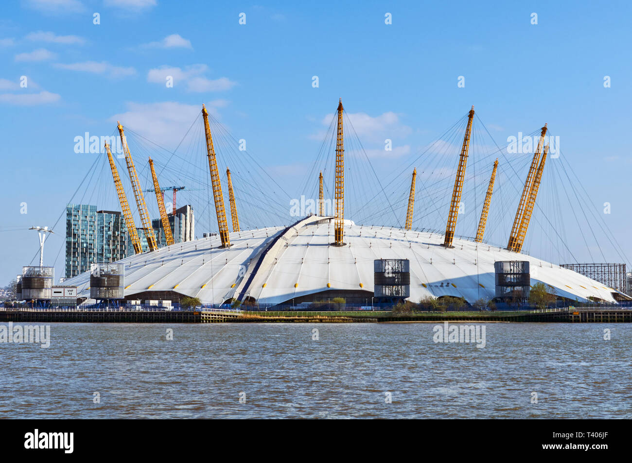 Die O2 Arena, North Greenwich, gesehen aus dem Nordufer der Themse, East London, Großbritannien Stockfoto