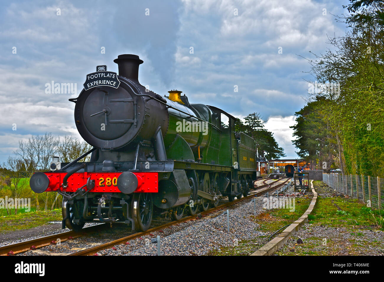 Die Gloucester Warwickshire Steam Railway. Motor 2807 (a28xx-Klasse Schwere Güterzuglokomotive, Blt 1905) ist ein 2-8-0 Motor, hier für eine fußplatte Tag verwendet Stockfoto