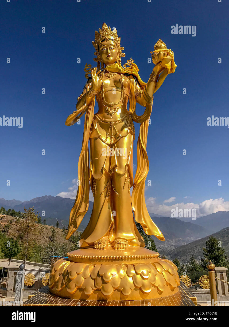Goldene Statue von Buddhistischen weiblichen Götter in der Buddha Dordenma Tempel, Thimpu, Bhutan Stockfoto