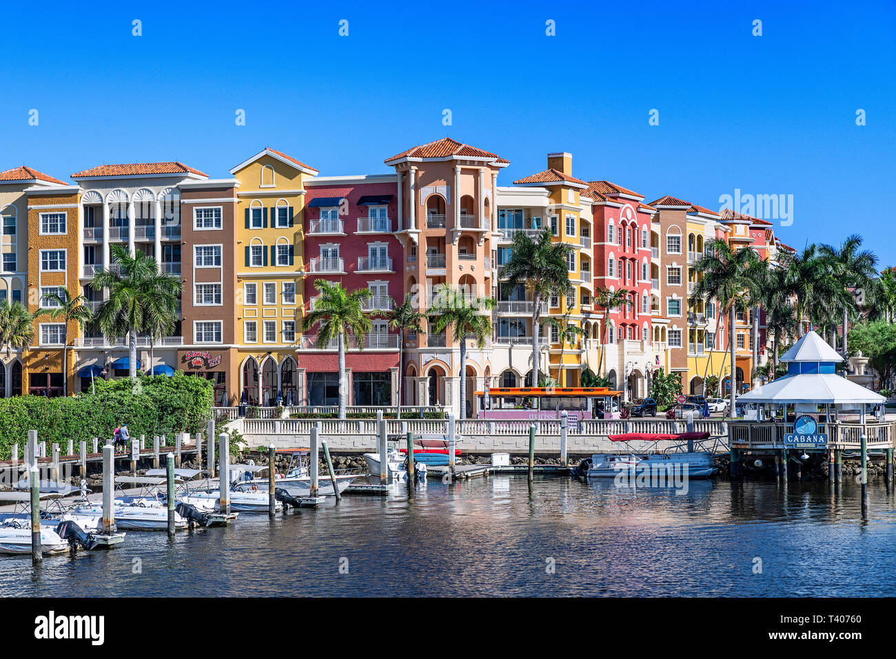 Bayfront, Geschäfte und Eigentumswohnungen an der Waterfront, Naples, Florida, USA. Stockfoto