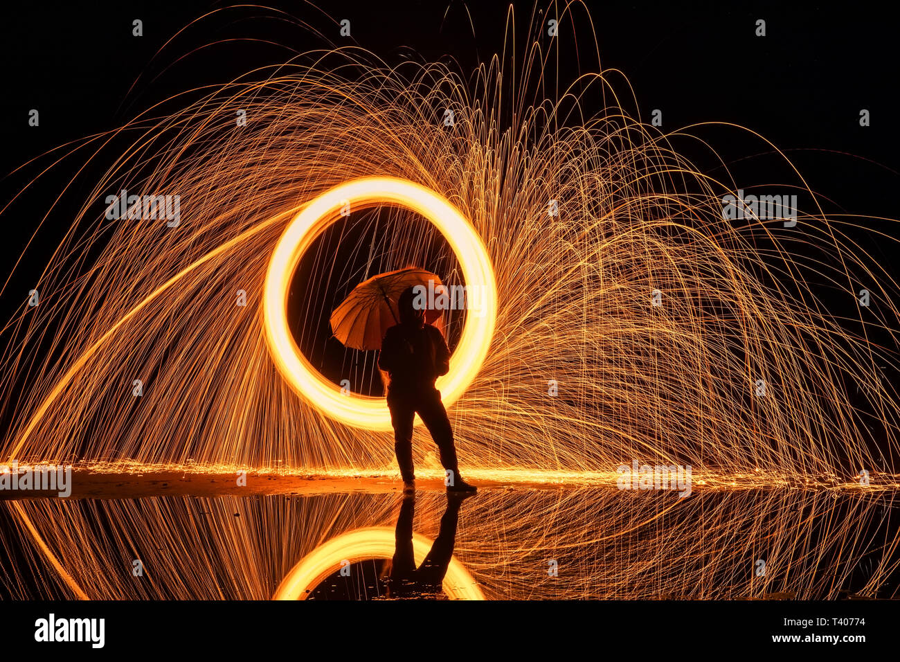 Licht Malerei. Pyrotechnische Anzeige bei Nacht mit der Reflexion des Wassers Stockfoto