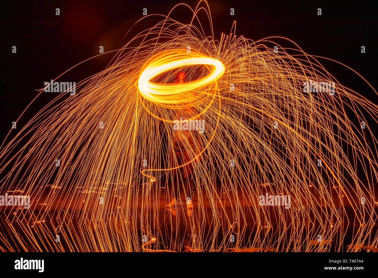 Licht Malerei. Pyrotechnische Anzeige bei Nacht mit der Reflexion des Wassers Stockfoto