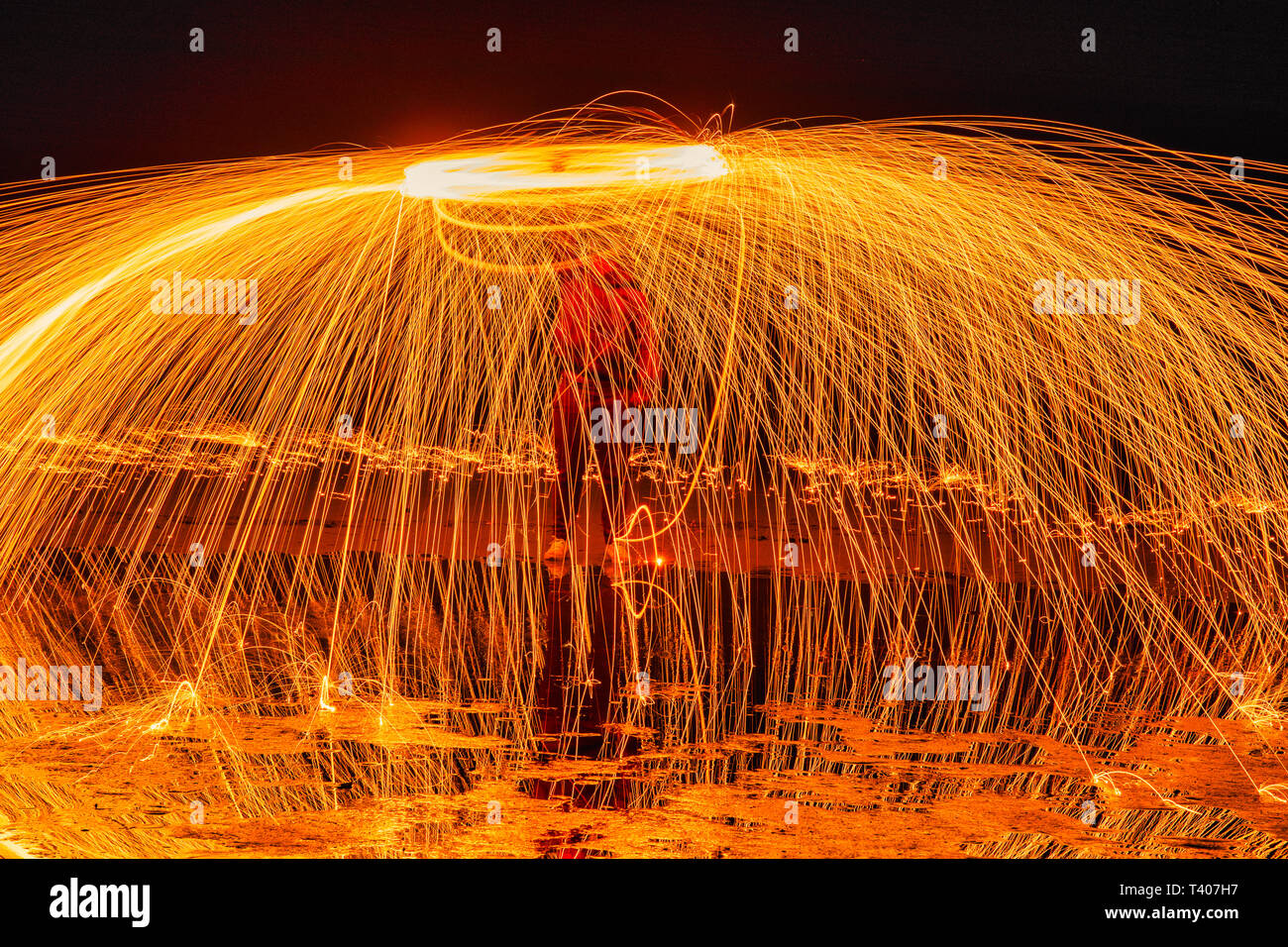 Licht Malerei. Pyrotechnische Anzeige bei Nacht mit der Reflexion des Wassers Stockfoto