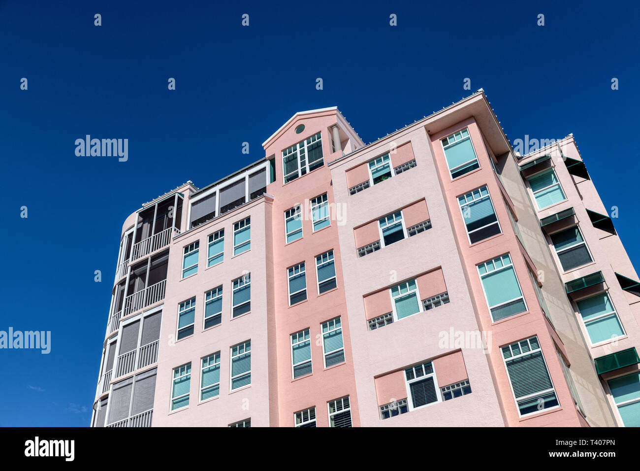 Waterfront Resort condominium Gebäude mit Blick auf Barefoot Beach, Bonita Springs, Florida, USA. Stockfoto