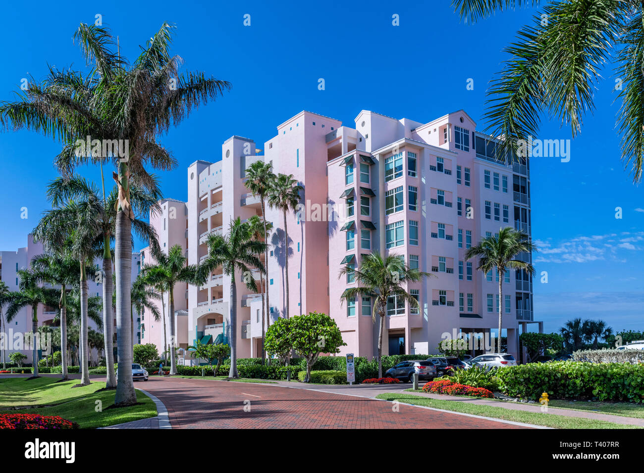 Resort condominium Gebäude auf Barefoot Beach Road, Bonita Springs, Florida, USA. Stockfoto