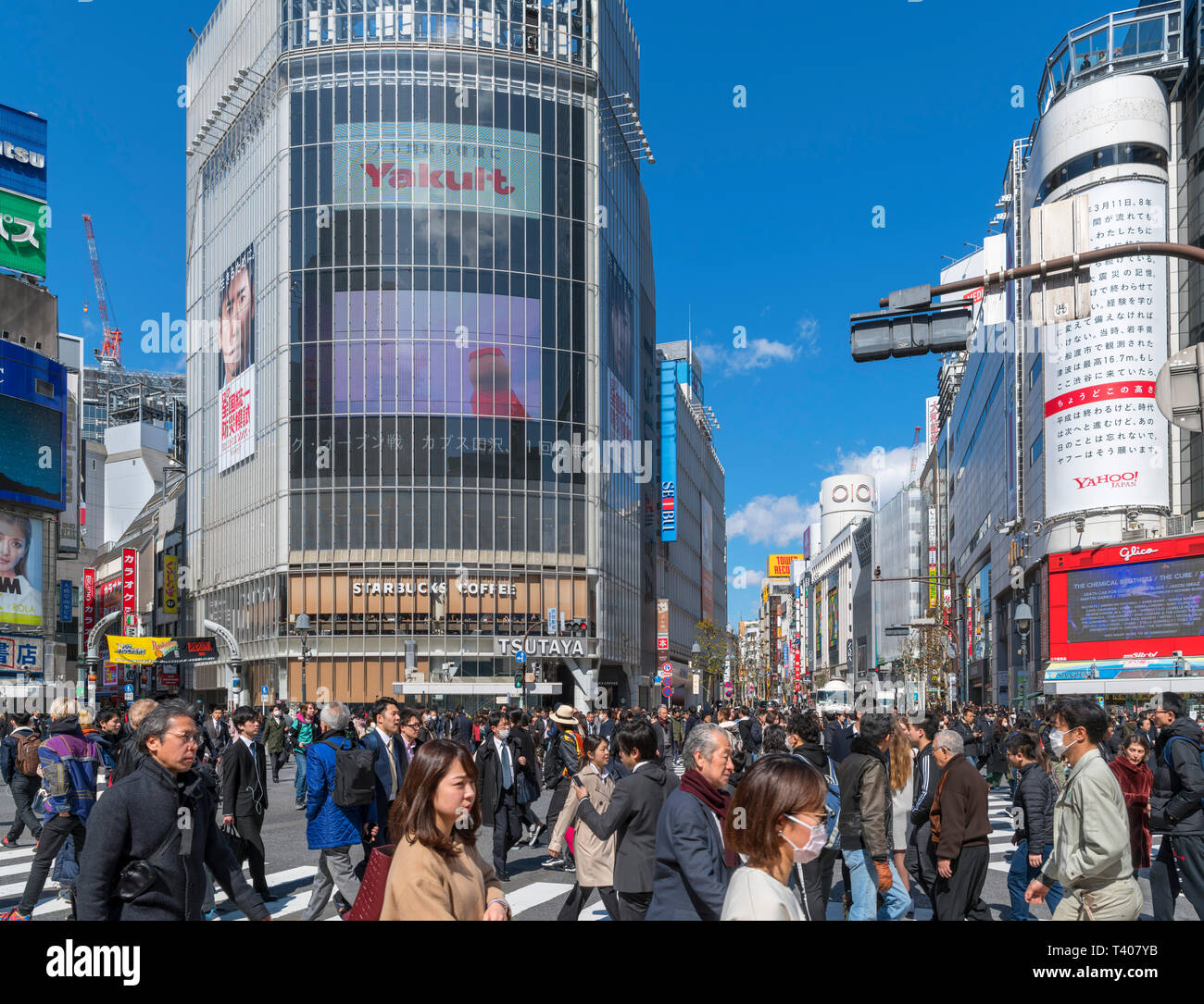 Shibuya Crossing, eine Jagt oder diagonal Fußgängerzone Kreuzung in Hachiko Square, einer der geschäftigsten in der Welt, Shibuya, Tokio, Japan Stockfoto