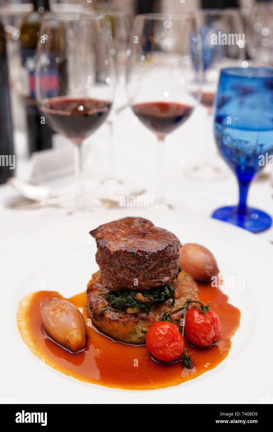 Rotweine und Filet Steak auf dem Tisch im Restaurant Stockfoto