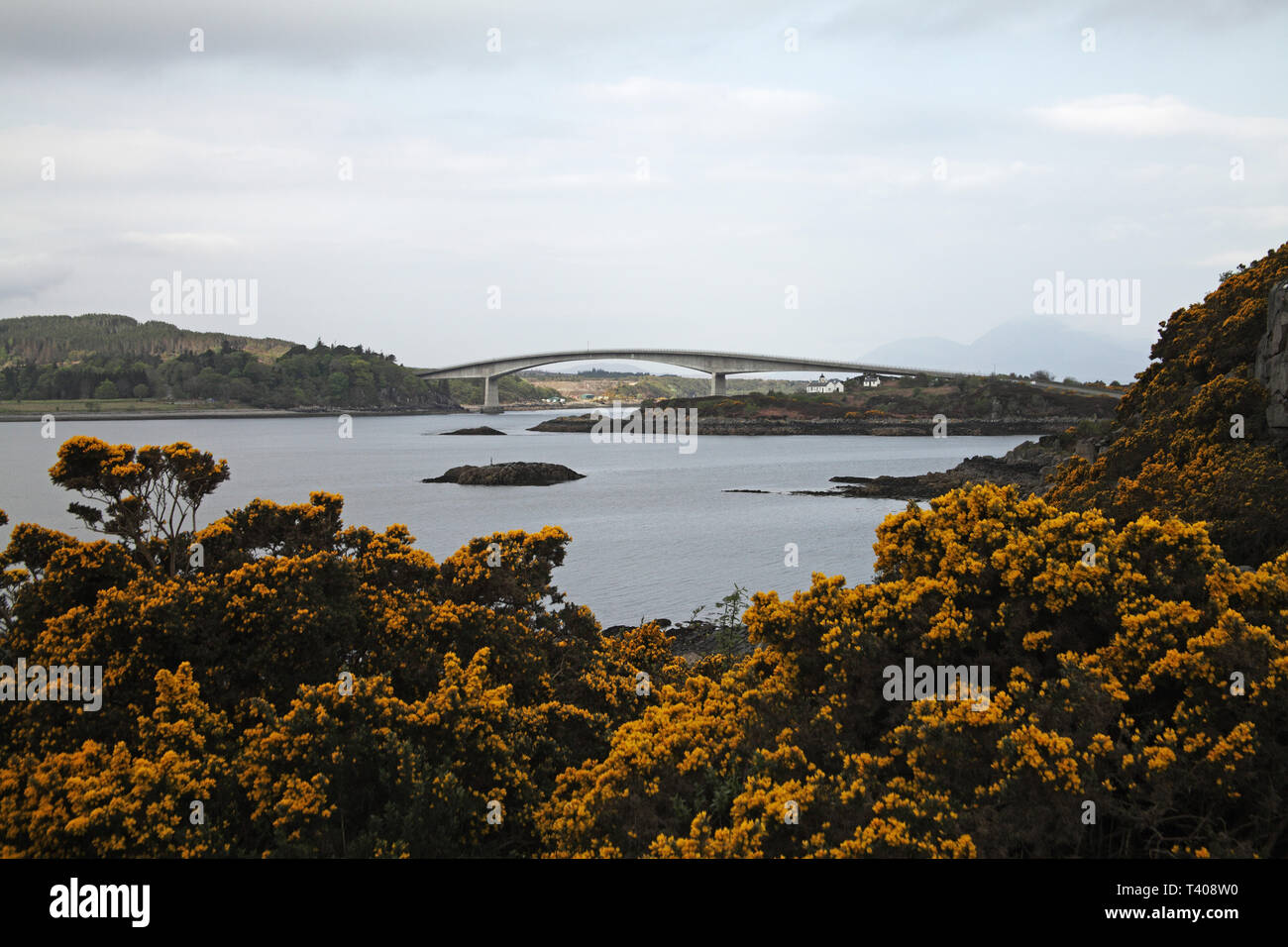 Skye Bridge und die Isle of Skye von Loch Alsh Inneren Hebriden Northwest Highlands Schottland Großbritannien Stockfoto