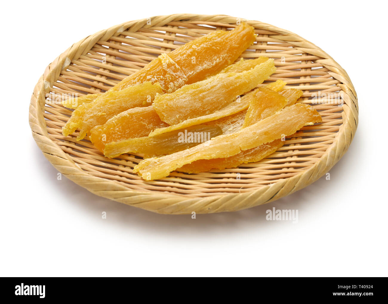 Getrocknete süsse Kartoffeln, Hoshi - imo, traditionelle japanische Snack auf Bambus Warenkorb Stockfoto