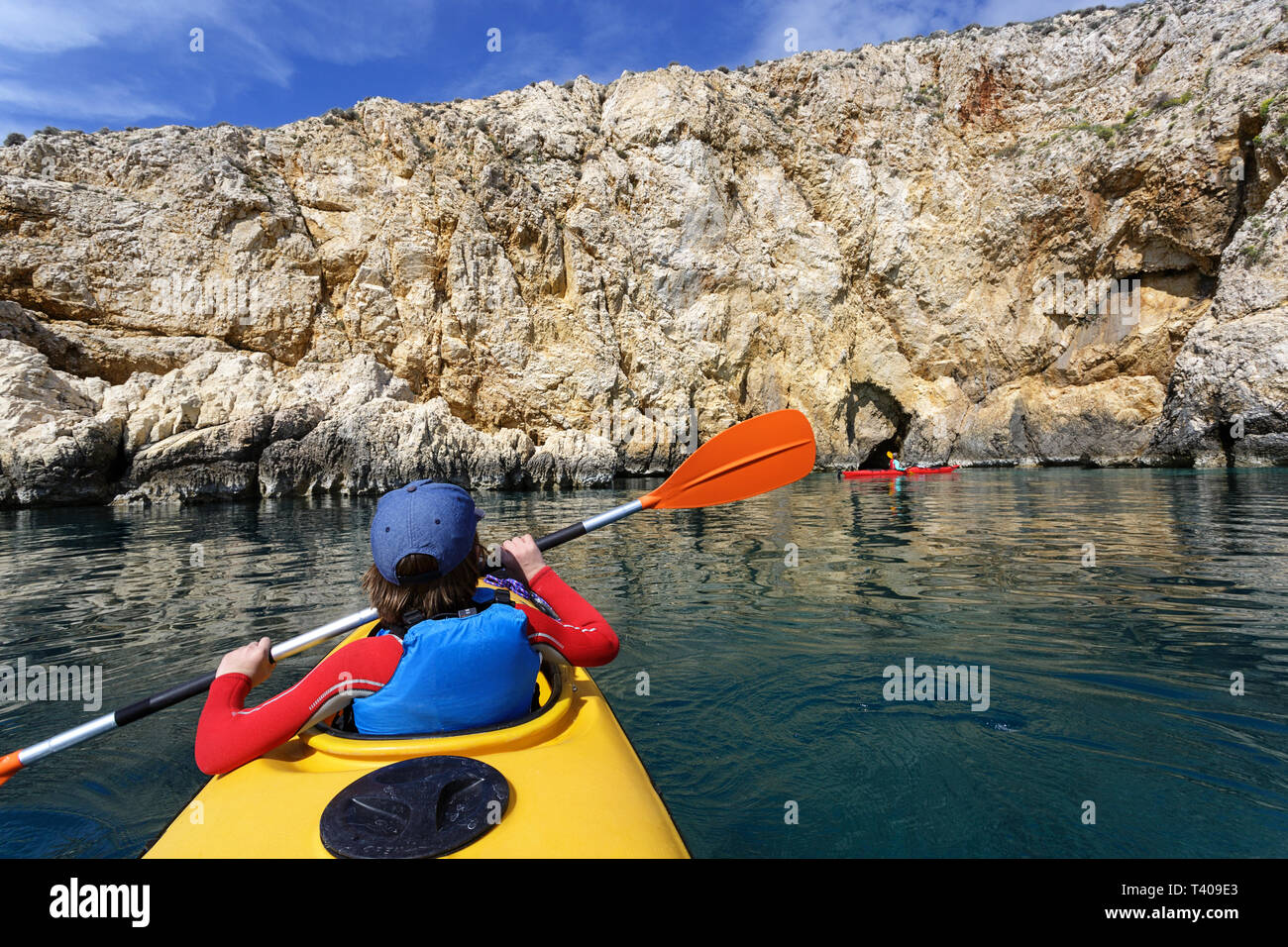 Ansicht der Rückseite des Jungen Paddeln in gelb Kajak zu Rocky Island,  Mutter vor rot Kajak, Kroatien, Krk, Europa Stockfotografie - Alamy