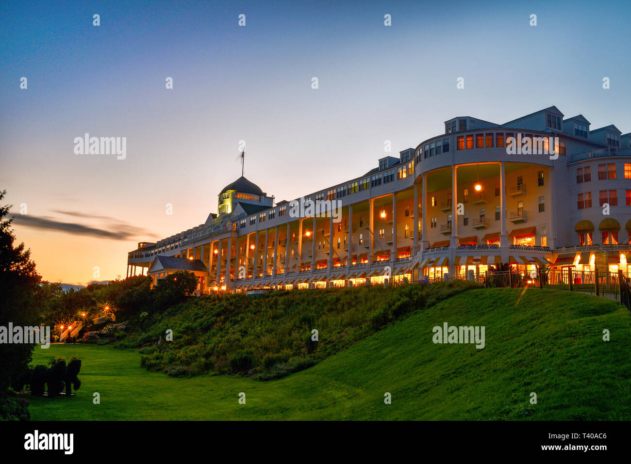 Das historische Grand Hotel, im Jahre 1887 erbaut und verfügt über die längste Veranda der Welt, bei Sonnenuntergang gefangen, auf Mackinac Island, Michigan, USA. Stockfoto