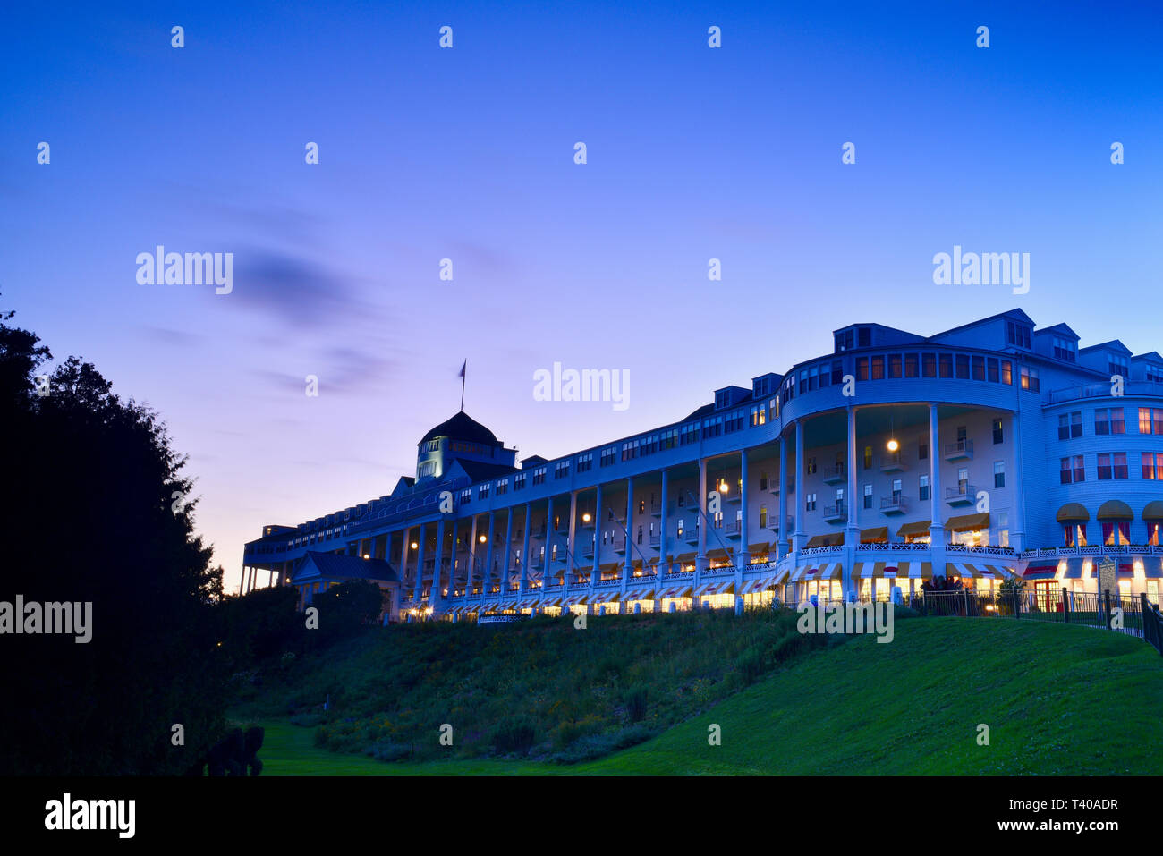 Das historische Grand Hotel, im Jahre 1887 erbaut und verfügt über die längste Veranda der Welt, bei Sonnenuntergang gefangen, auf Mackinac Island, Michigan, USA. Stockfoto