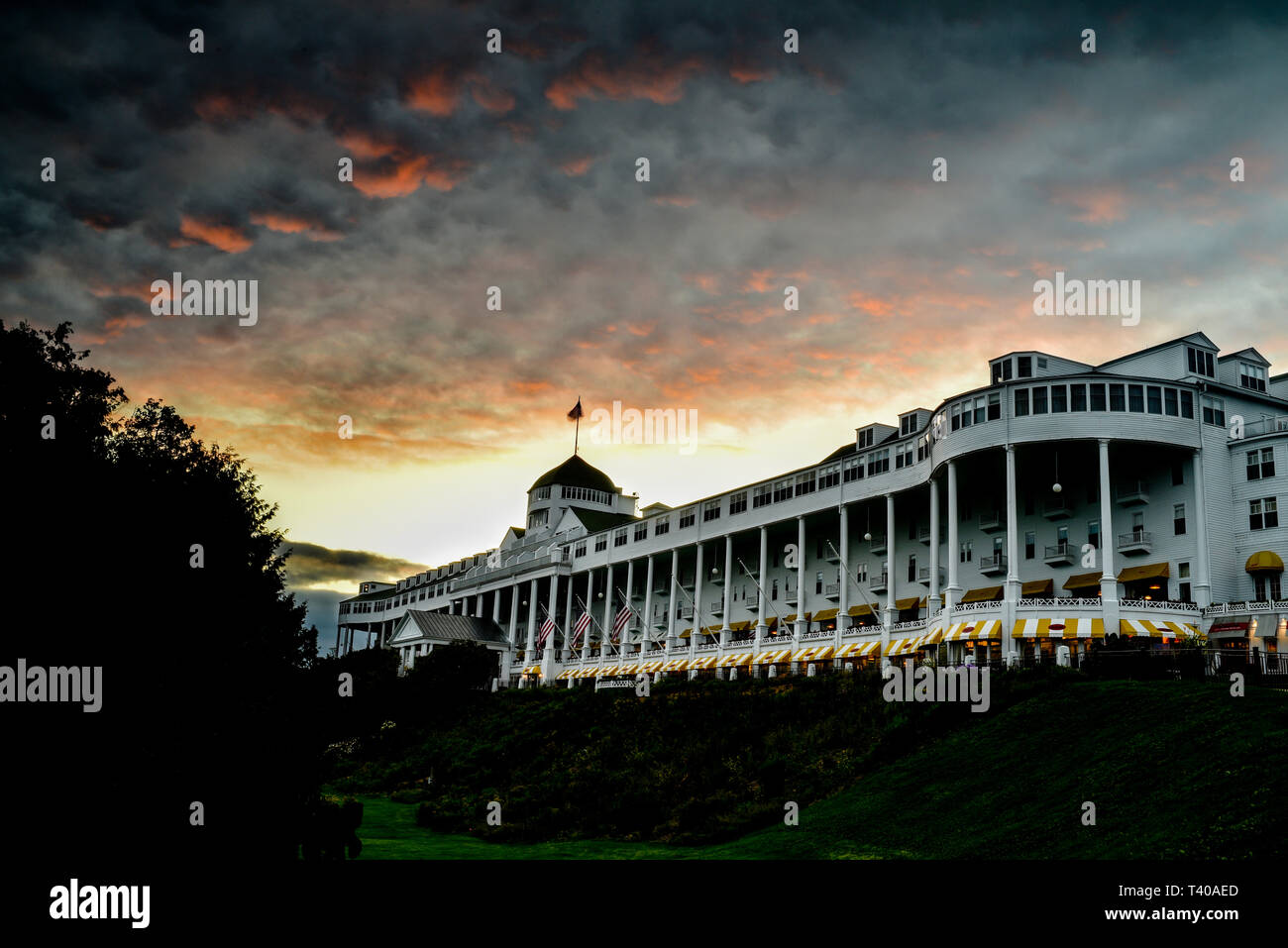 Das historische Grand Hotel, im Jahre 1887 erbaut und verfügt über die längste Veranda der Welt, bei Sonnenuntergang gefangen, auf Mackinac Island, Michigan, USA. Stockfoto