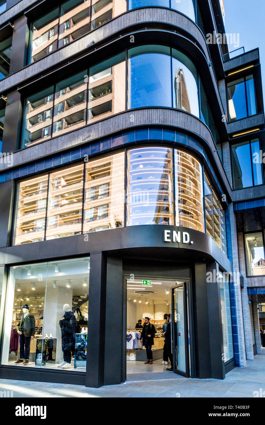 Moderne Gebäudefassade von END. Bekleidungsgeschäft in Broadwick Street, Carnaby, Soho, London, Großbritannien Stockfoto