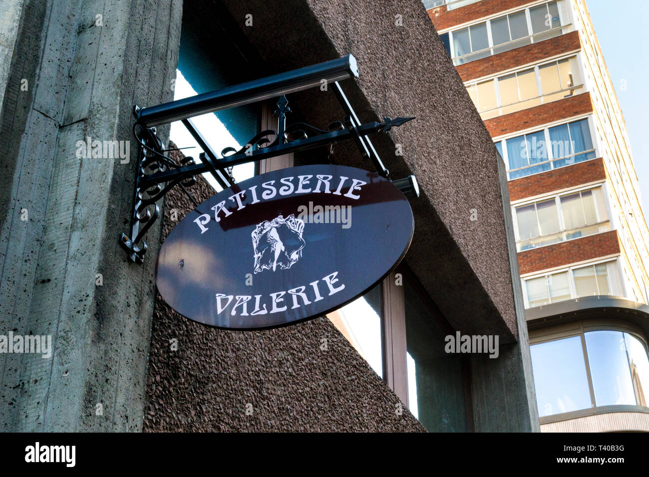 Schwarz Hängeschild für Patisserie Valerie in Soho, London, UK Stockfoto
