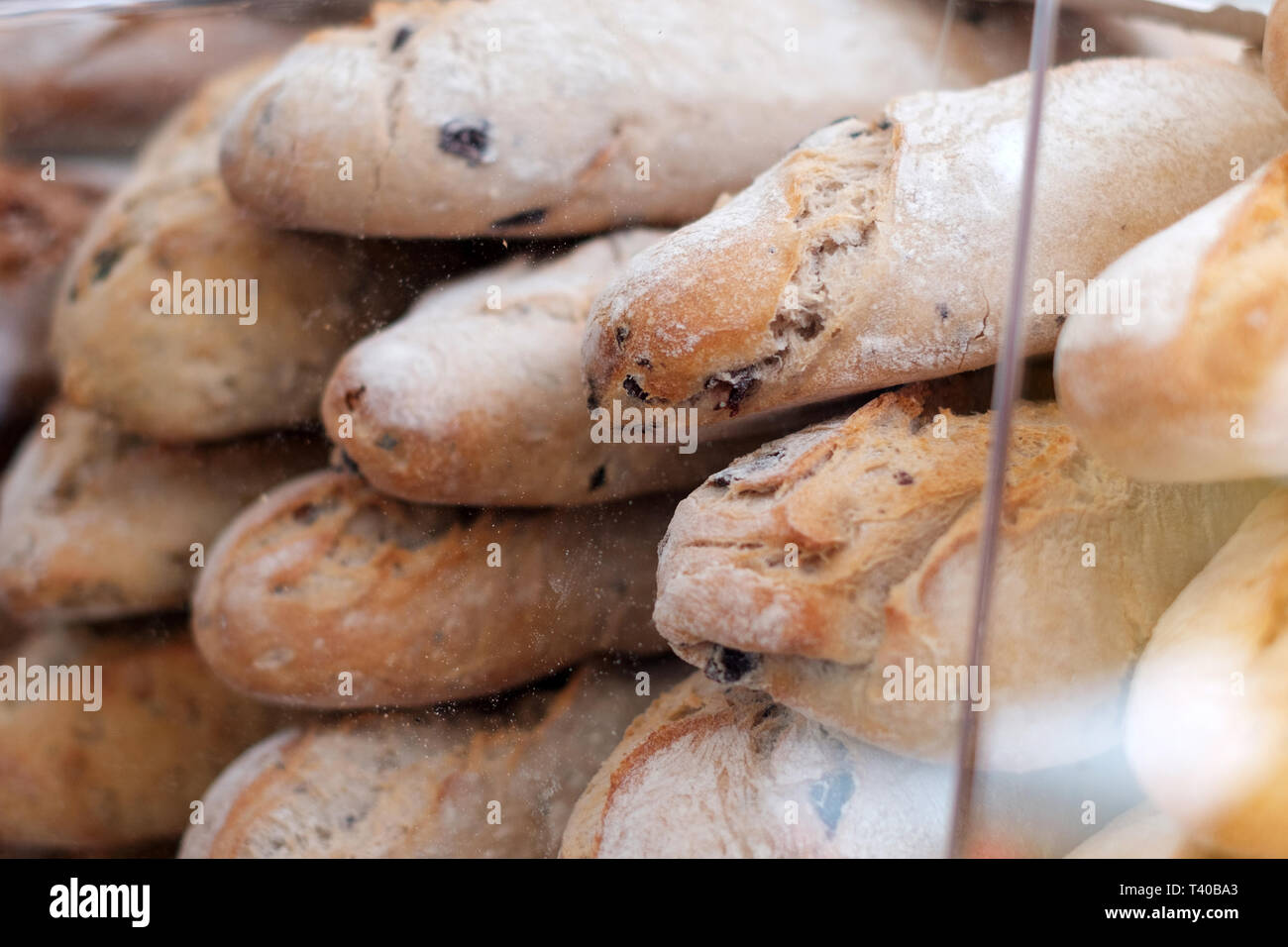 Stapel von frischem Brot baquette closeup für Verkauf an Bäckerei Stockfoto