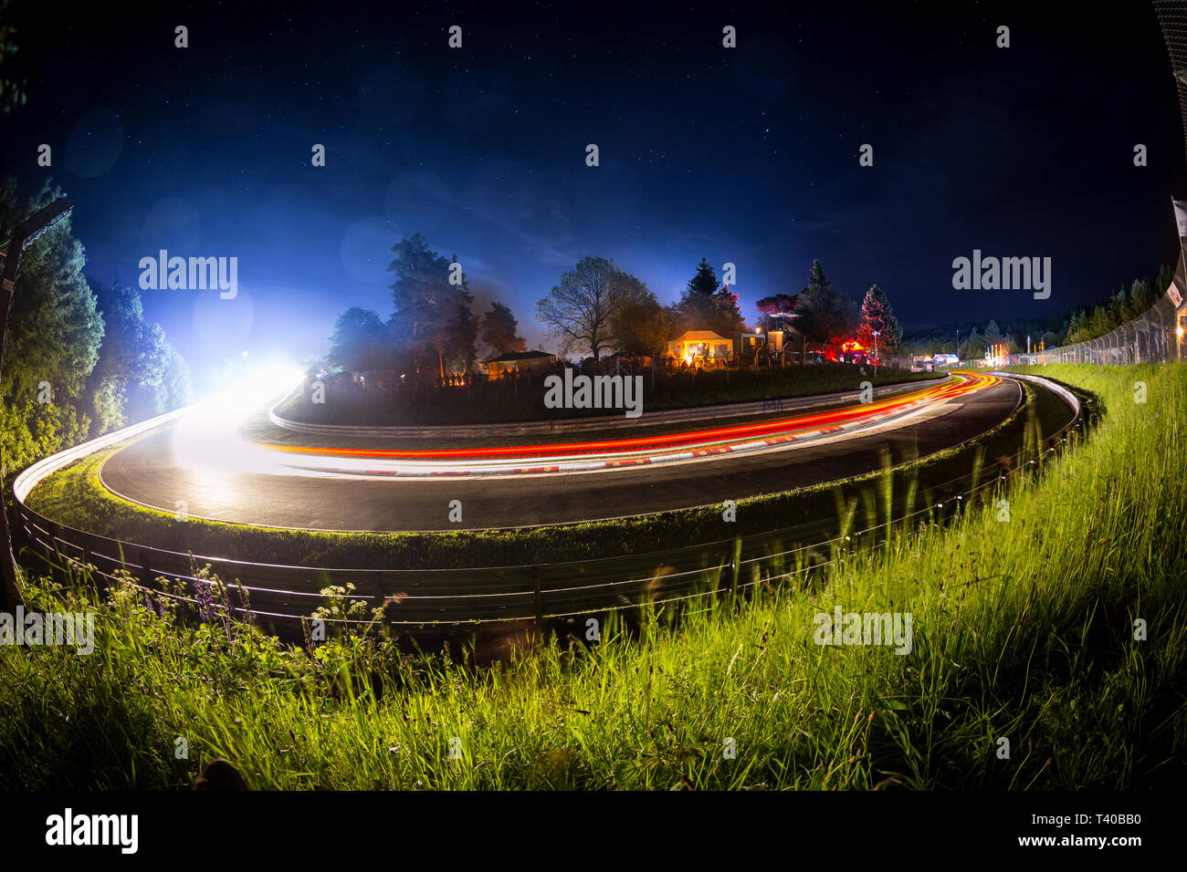 Langzeitbelichtung lampe Schuß eines 24h Rennen bei Nacht Rennstrecke motorsport Hintergrund Stockfoto