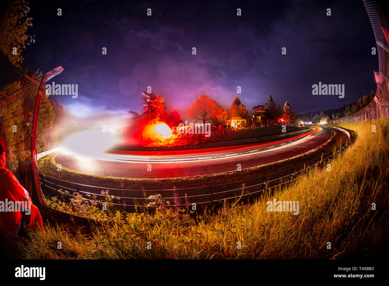 Langzeitbelichtung lampe Schuß eines 24h Rennen bei Nacht Rennstrecke motorsport Hintergrund Stockfoto